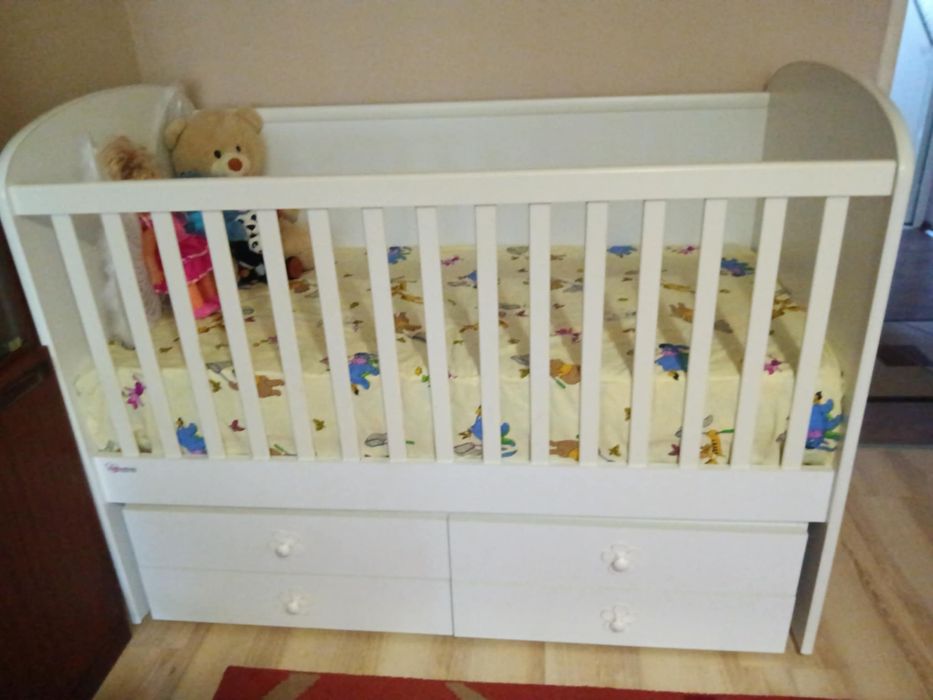 Детска кошара с люлеещ механизъм