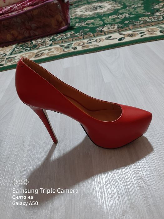 Туфли новые, отдам дешево.