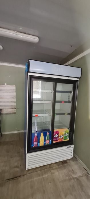 Витринные холодильник срочно