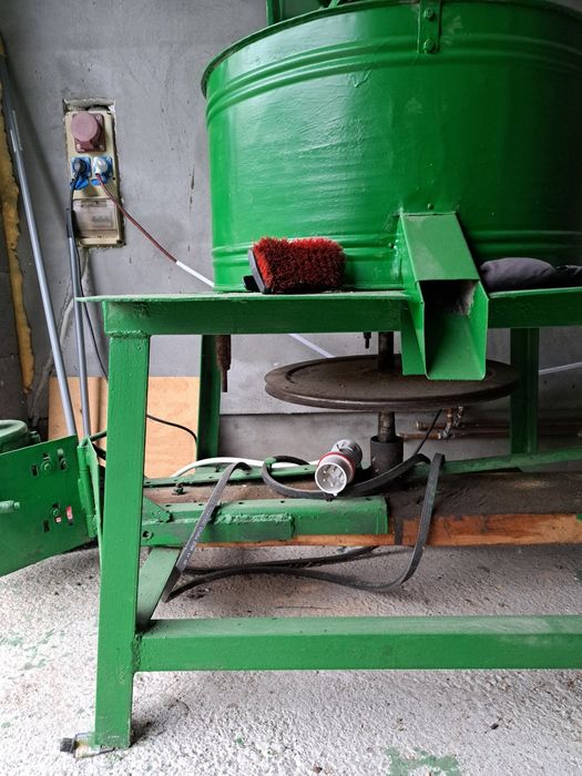 Vând moara cu pietee