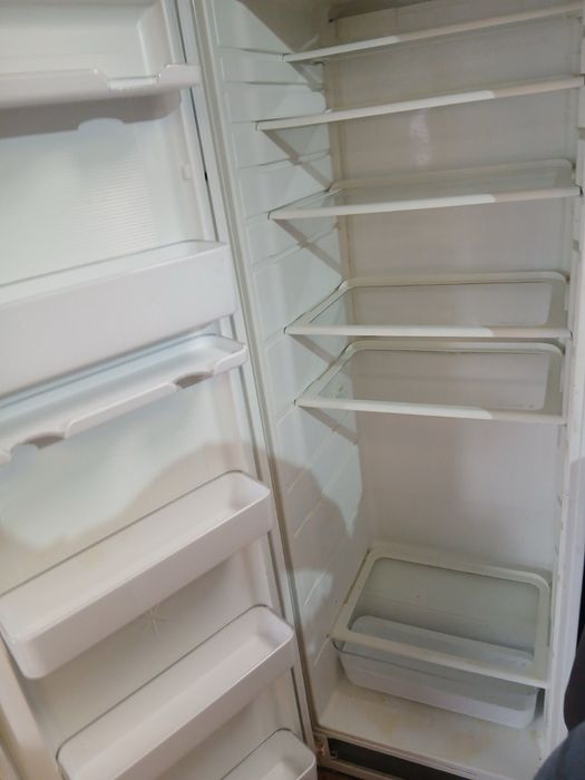 Голям хладилник без фризер, подходящ за заведения и магазини