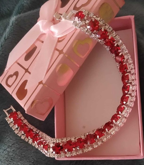 Сребърна,масивна дамска гривна. Страхотен, нов модел. В кутия