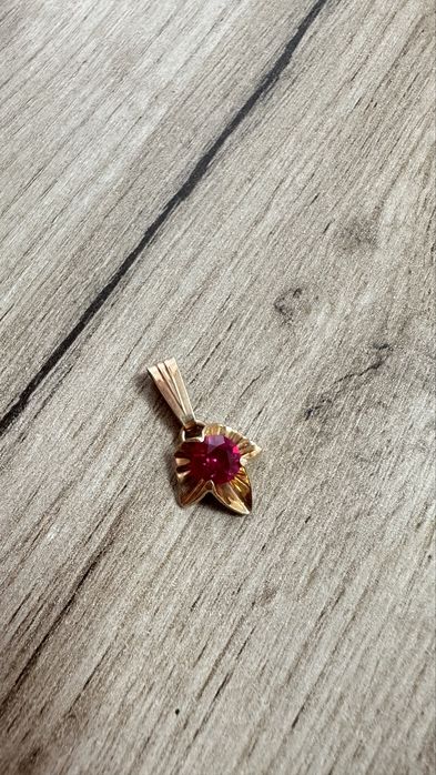 Продам кулон с камнем золото ссср