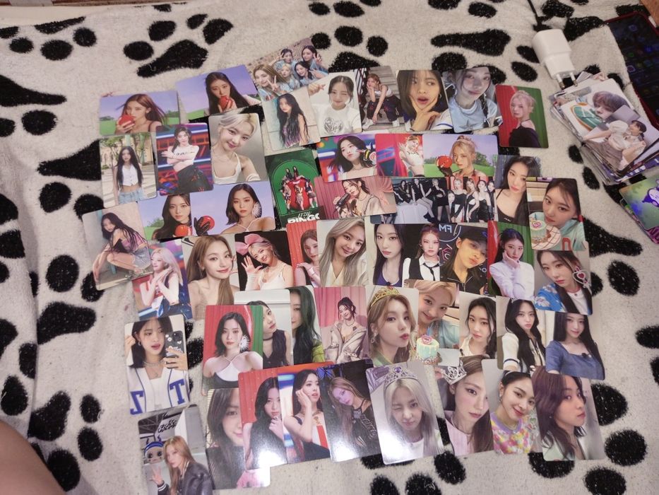 Продам карточки itzy