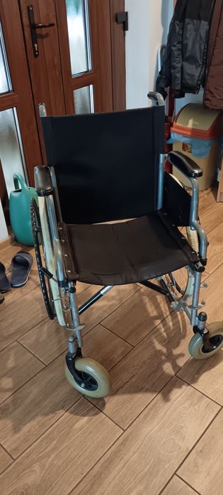 Vand scaun cu rotile