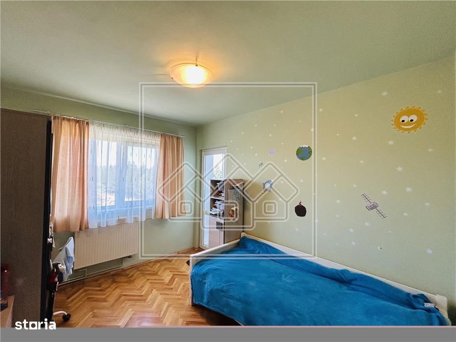Apartament decomandat, 3 camere, 2 bai, 2 balcoane - Strand
