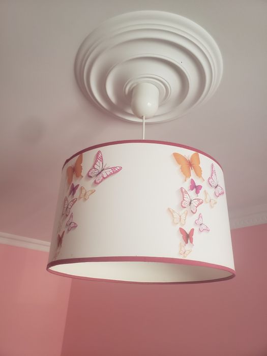 Lustra pe fir camera fetite