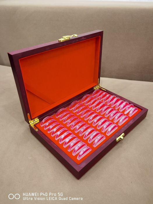 Дървена кутия за 50 бр монети + капсули + уплътнители за съхранение на