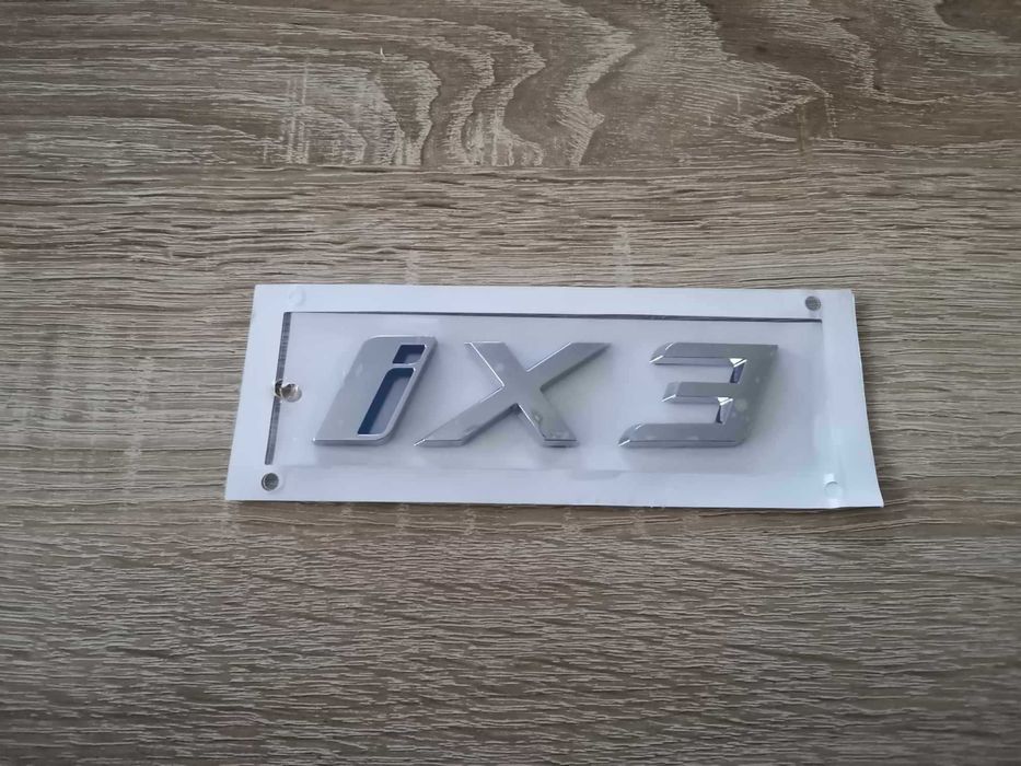 сребриста емблема BMW iX3