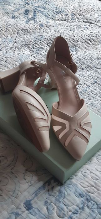 Бежевые новые туфли.