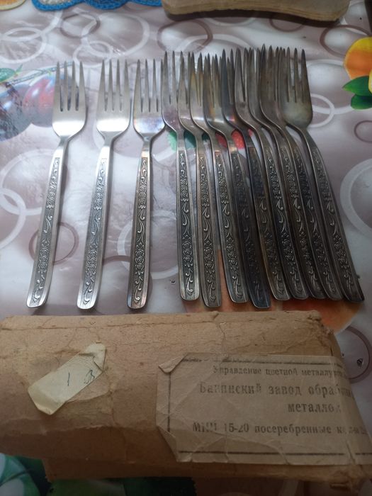 Продам коллекционый набор столовых мельхированых вилок 12 шт.
