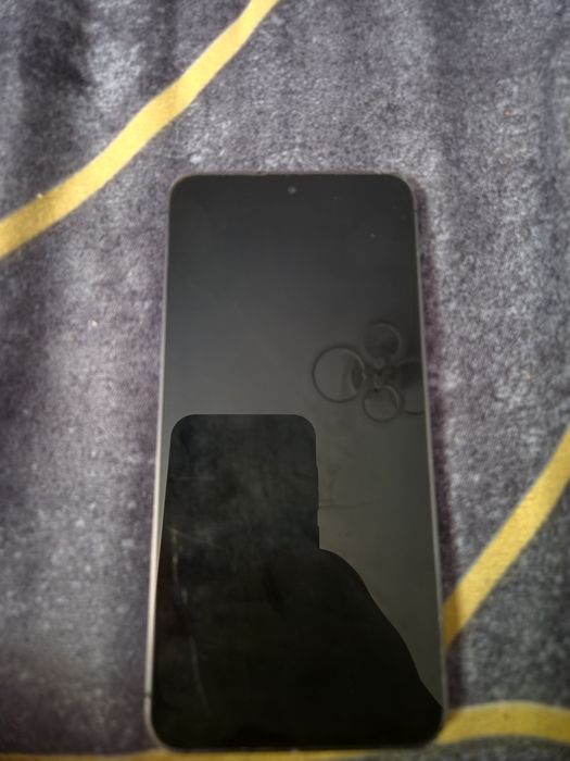 Vând telefon S24, dual SIM, prețul este nenegociabil.