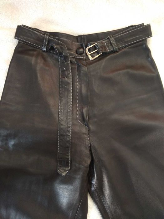 Черен кожен панталон с висока талия от естествена агнешка кожа.