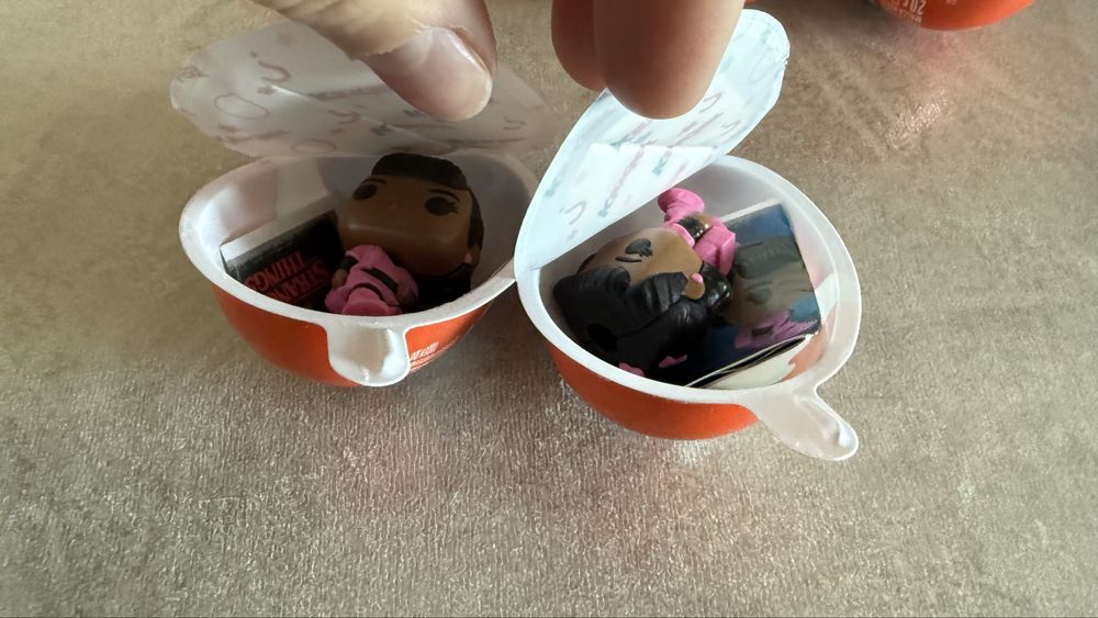 Обмен фигурки kinder joy очень странные дела