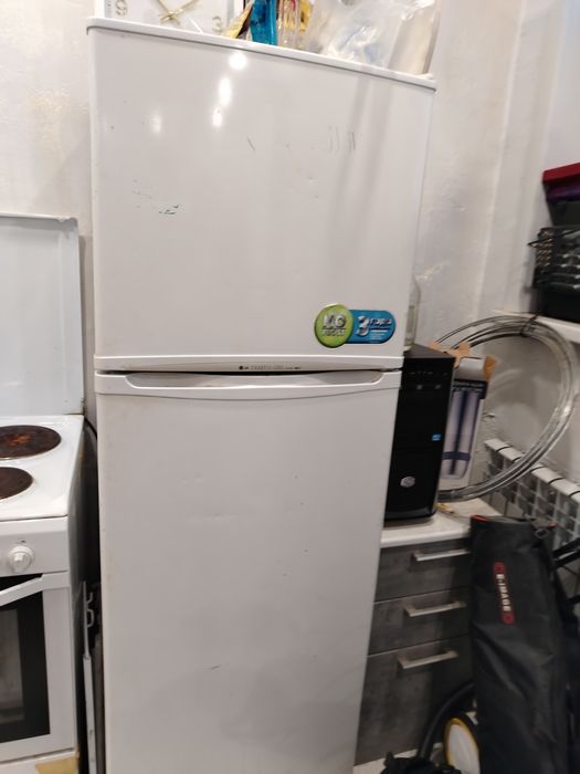 Холодильник LG, большой двухкамерный , работает отлично