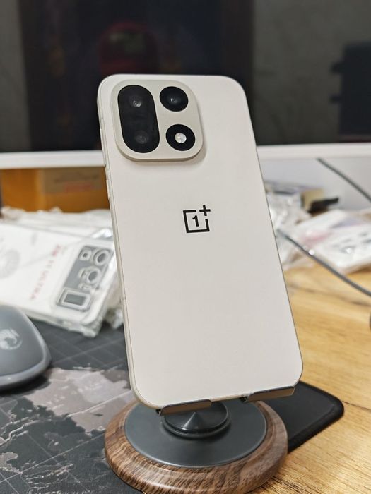 Продаю OnePlus 15 телефон