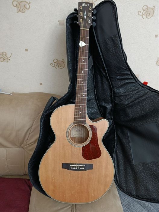 Продаётся Гитара  Корт!!!