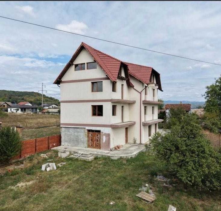 Oportunitate de Investiție în Curtea de Argeș – Casă Mare, 9 Băi, Ideală pentru Business sau Locuință