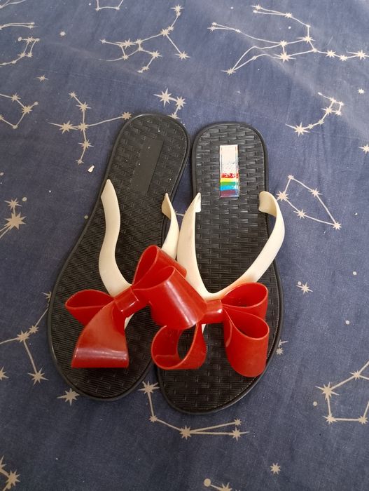 Търсите нещо различно за лятната си почивка? Тези чехли с панделки са истинско