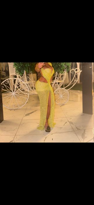 Rochie de seara , un material deosebit de spectaculos