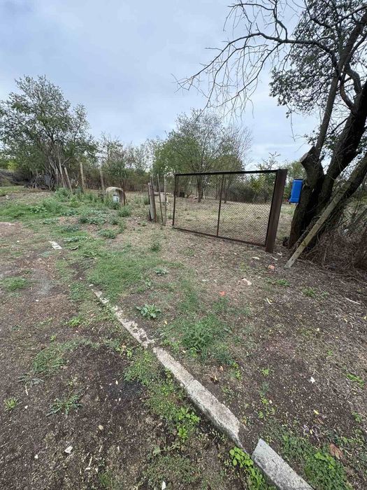 Дворно място с кладенец с. ТРАКИЯ