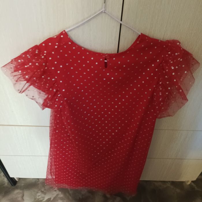 Продам красивое красное платье на девочку 7-8 лет.