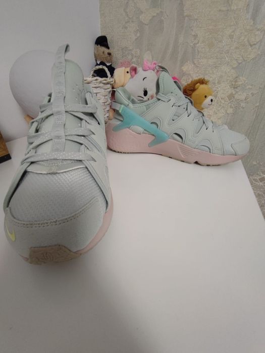 Adidași sport Nike Air Huarache Craft.