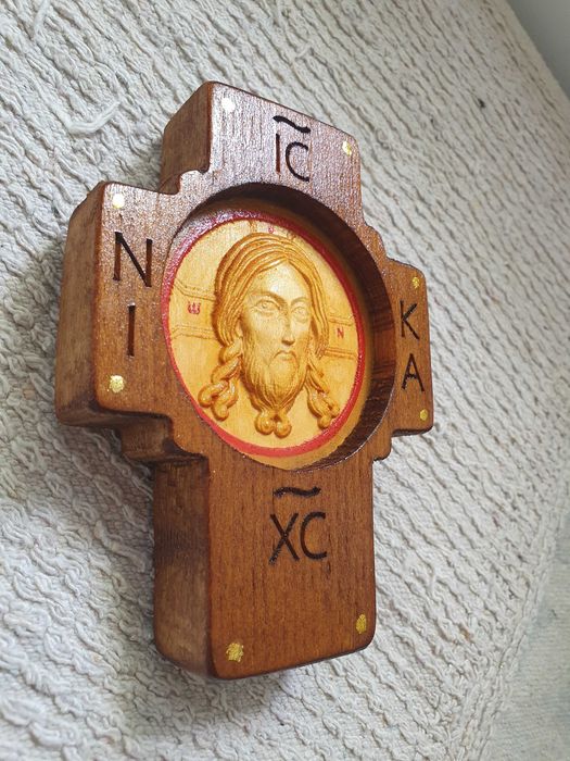 Cruce de perete sculptata in lemn de tei 12,3x9 cm