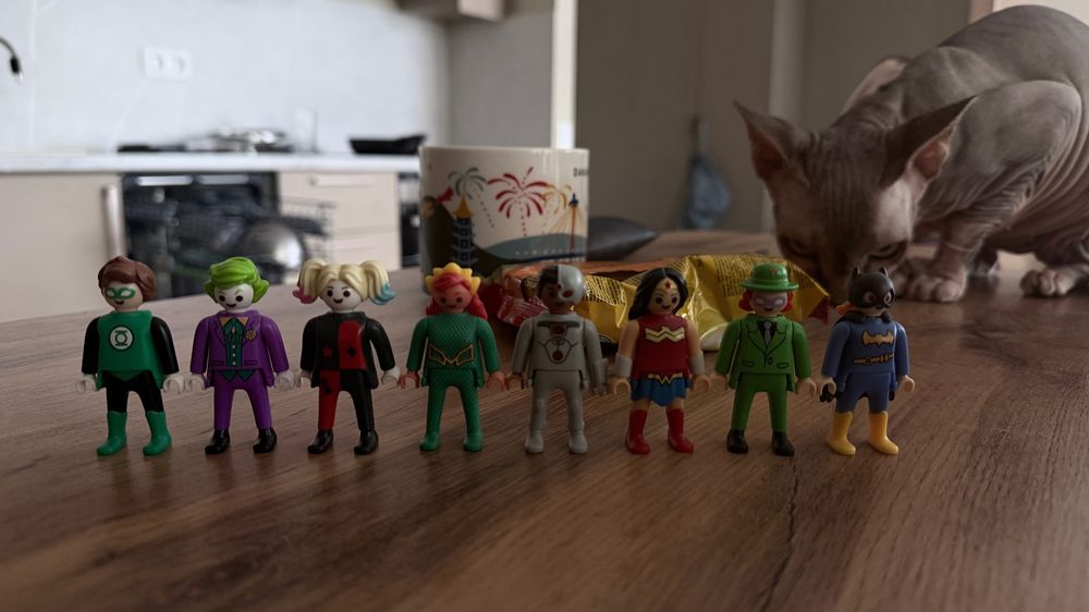 Продам фигурки из киндера DC Playmobil