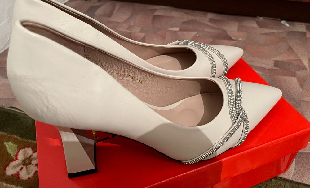 Продается женская туфли