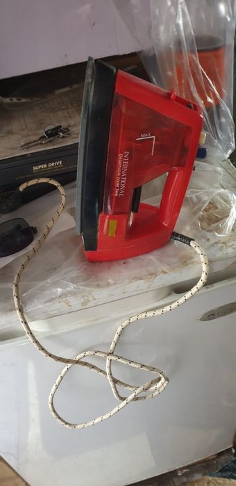 Продам утюг с гладильной доской.
