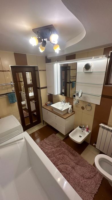 Închiriez apartament cu trei camere mobilat și utilat