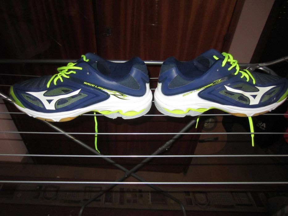 Pantofi volei Mizuno, model Wave Lightning, masura EUR-46 US-12 JP-30, stare foarte buna, fara vreun defect.