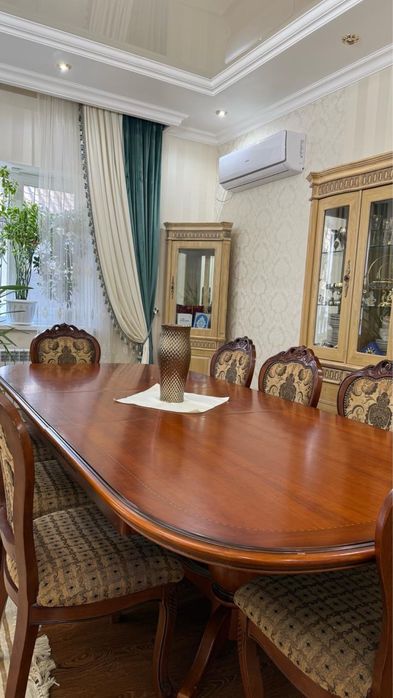 Обеденный гостевой стол