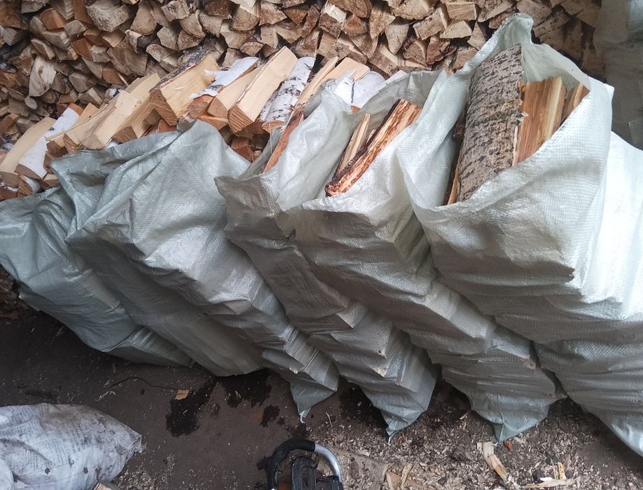 Дрова колотые в мешках