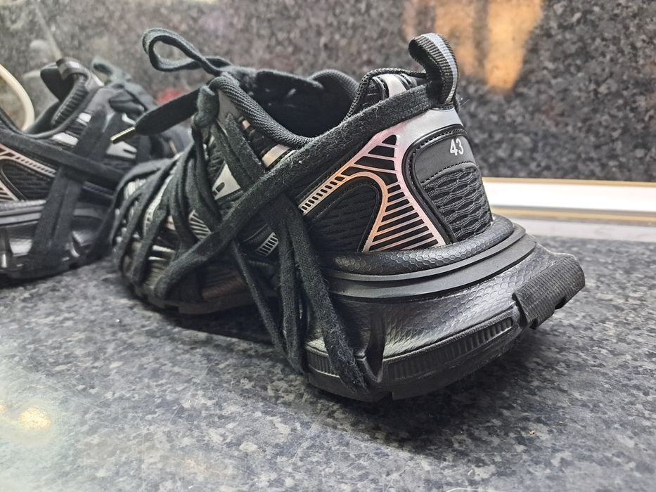 Продавам мъжки чисто нови маратонки  оригинални закупени от Германия.