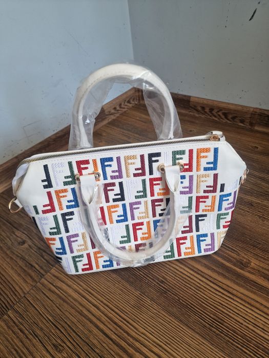 Страхотна дамска чанта  среден размер