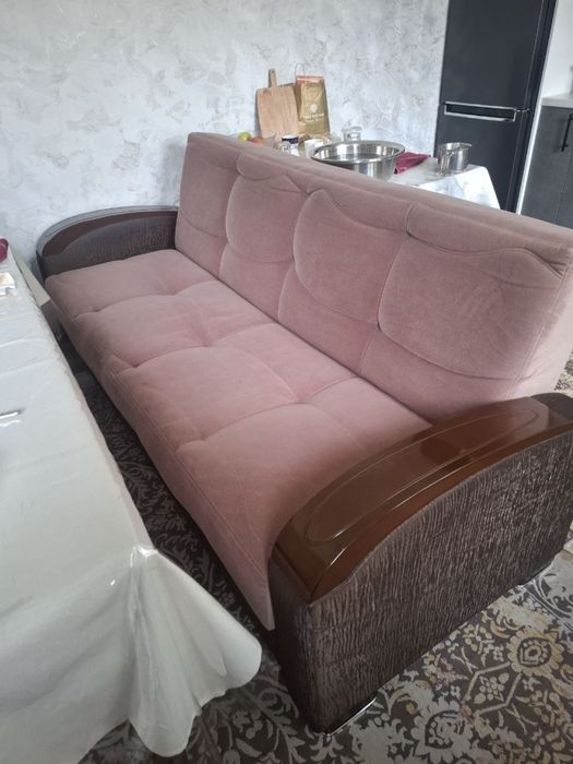 Диван с двумя креслами