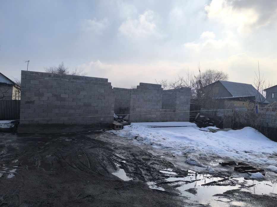 Дачный дом и машина вмести