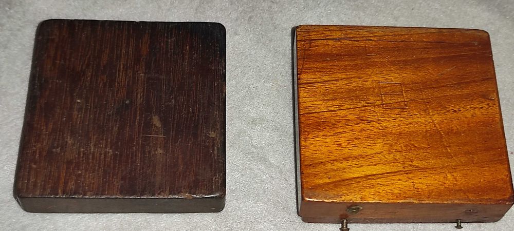 2 busole vechi carcasa din lemn  una cu capac  una fara capac diametrul la geam 5,5 cm.