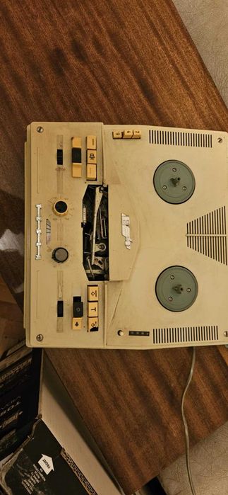 Стар ретро магнетофон Tesla