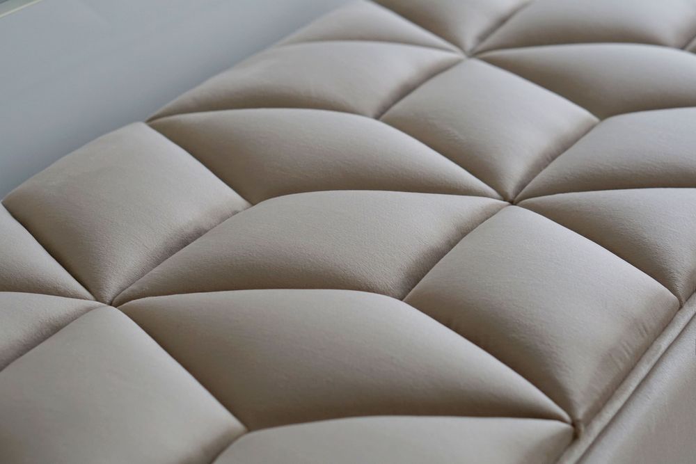 Bancheta din catifea bej cu forme hexagonale