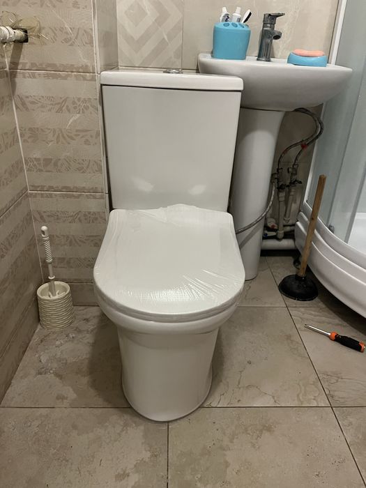 унитазы, раковины, со склада (установка есть)