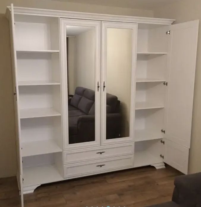 Белый альпийский шкаф