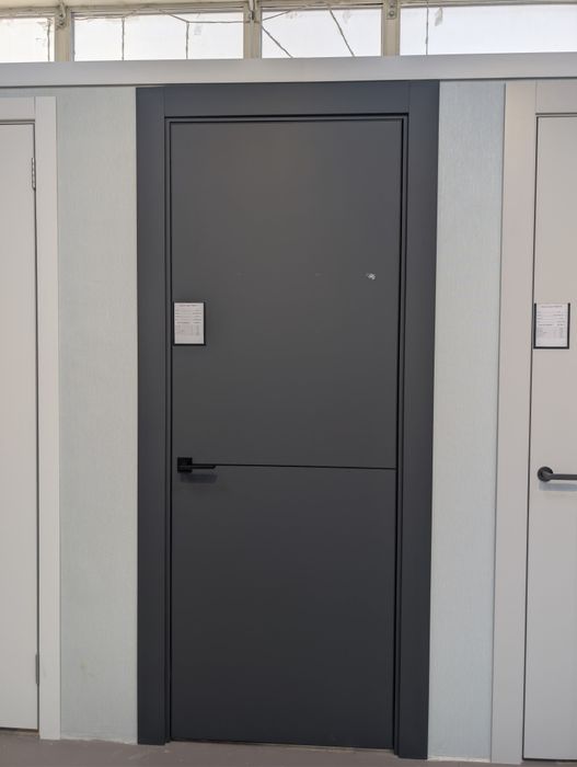 Продам межкомнатные двери с витрины