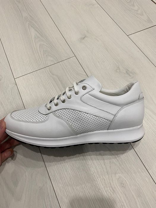 Продам кроссовки