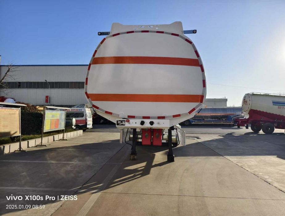 Tank yuk mashinasi, dizel, benzin tashish uchun maxsus yarim tirkama