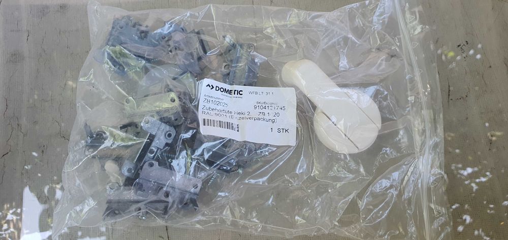 Dometic Midi Heki 50x70,  trapa cu manivela    , import Germania