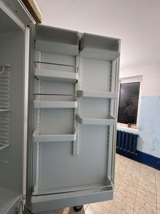 Холодильник с морозилкой внизу