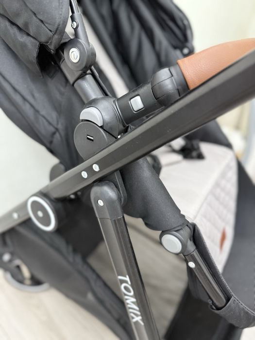 Продам почти новую коляску Tomix